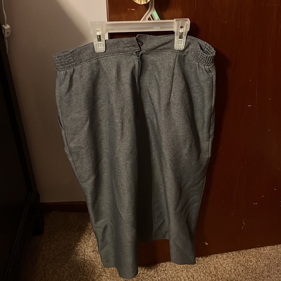 Womens size 14 gray skirt with button and zipper closure and elastic on sides - Picture 2 of 7